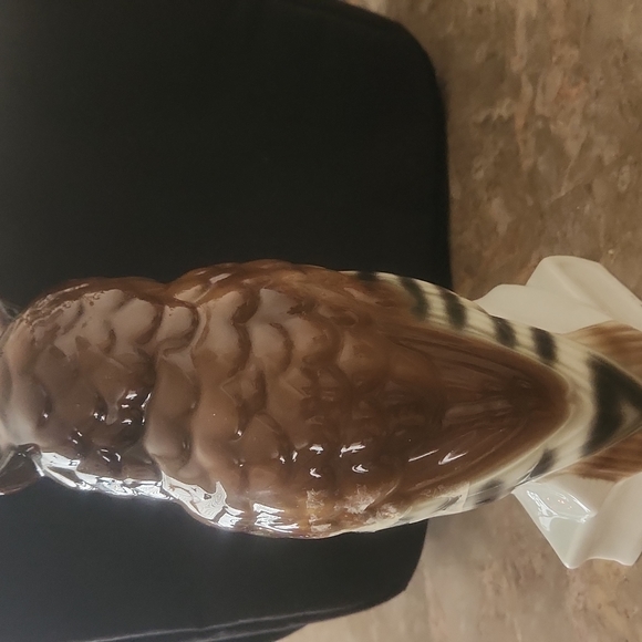 VINTAGE OWL PERCHED ON BOOKS PORCELAIN FIGURINE. - Picture 5 of 10